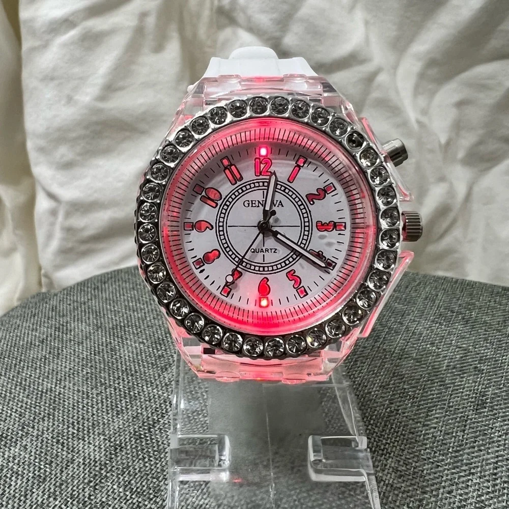 NWOT…GENEVA QUARTZ WATCH, WHITE BAND LED WATCH COLOR CHANGING. AMAZING ☑️